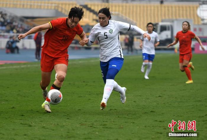 中国女足队员在国际比赛中表现出色