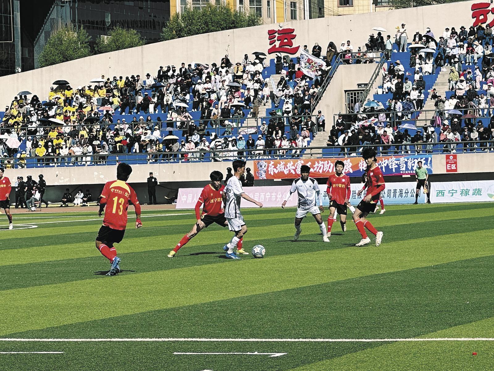 国内足球联赛充满悬念，球场气氛热烈