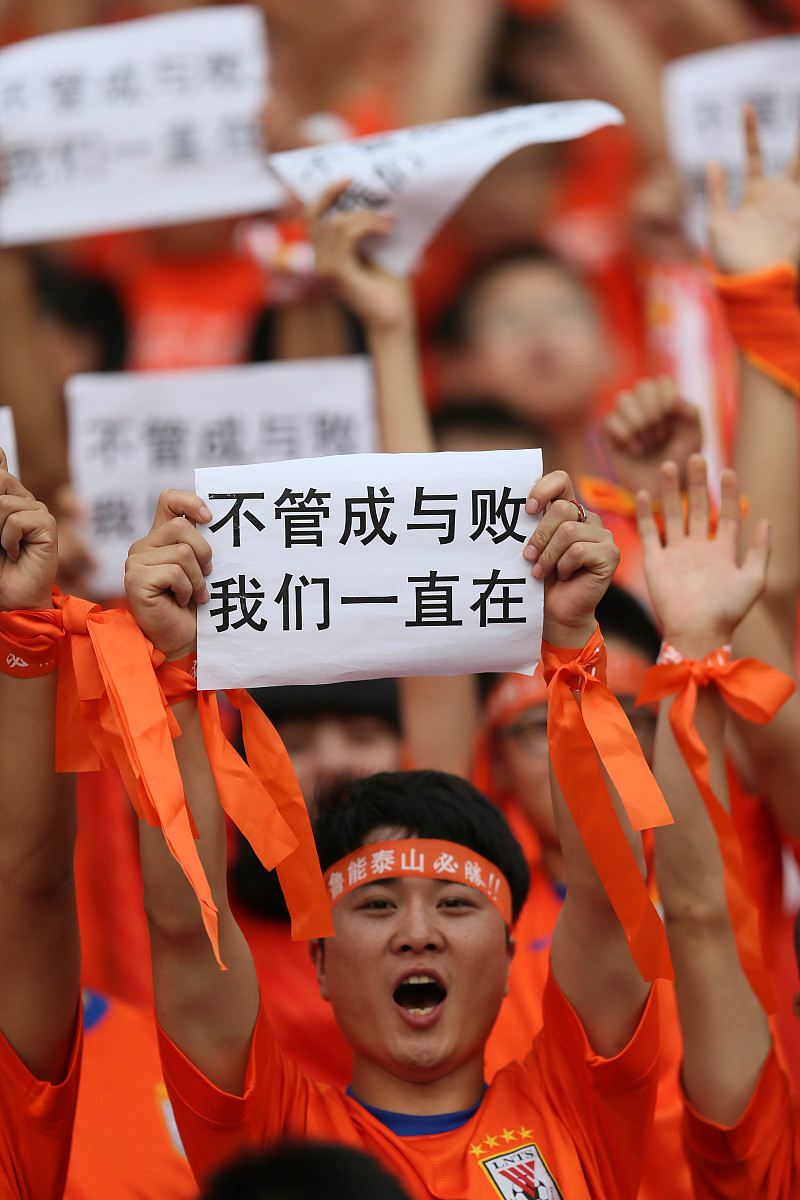 全力以赴拼搏胜利，球员挥洒汗水，共创辉煌