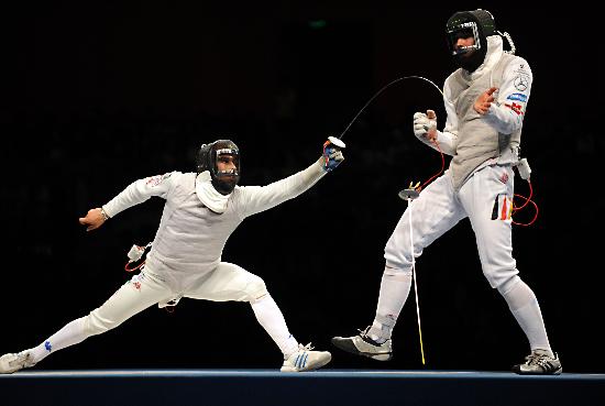 墨西哥击剑冠军手握金牌,英姿飒爽登台 墨西哥击剑冠军手握金牌,英姿飒爽登台