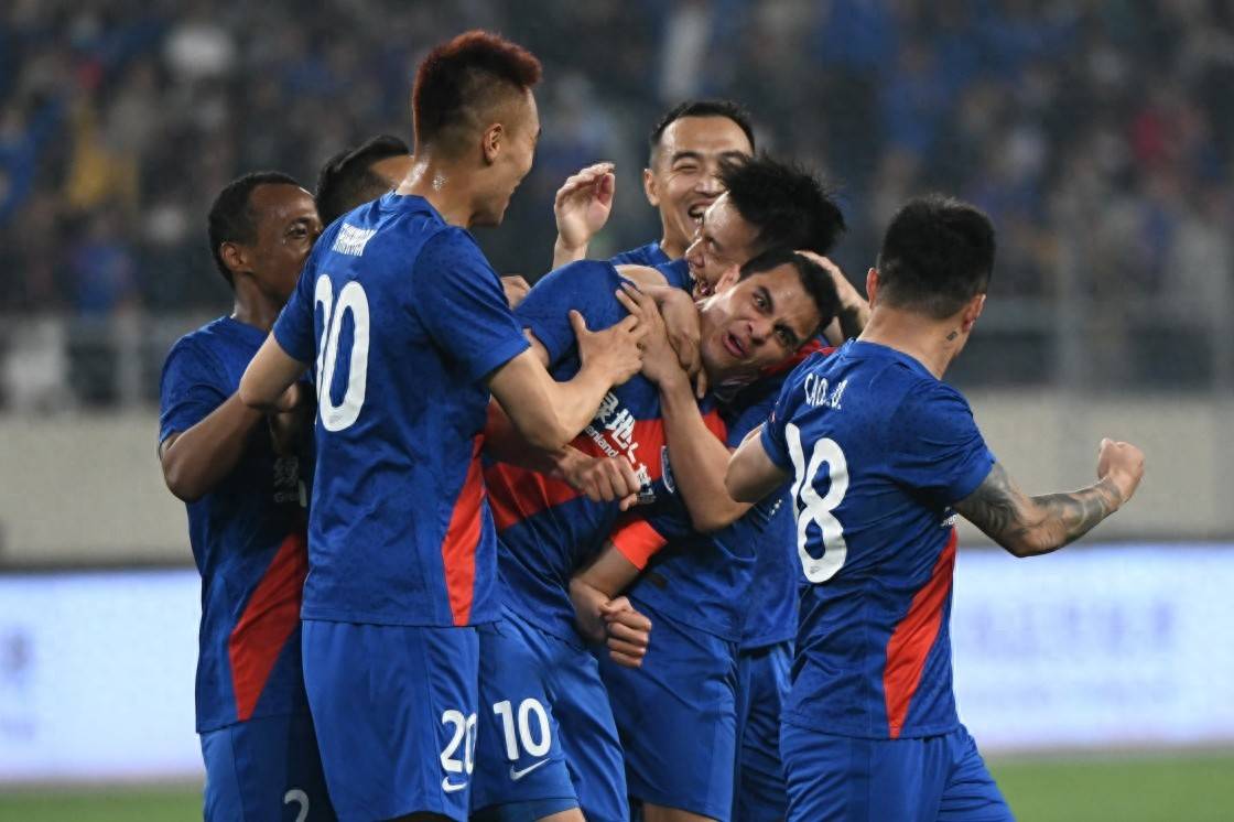 关于上海申花连续三轮不败，北京国安遇到困境的信息