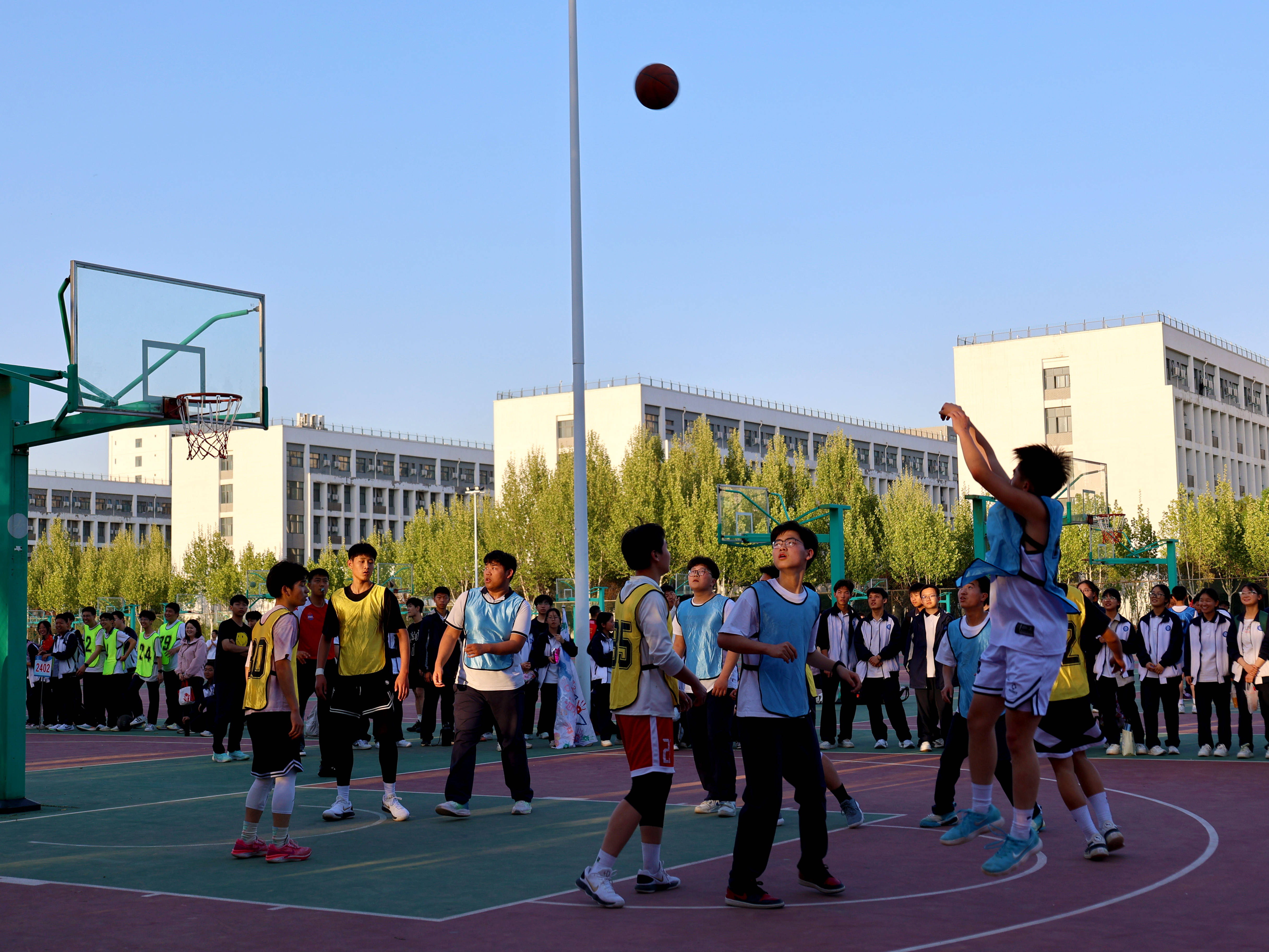 爱游戏官方登录入口-关于本周末的篮球比赛备受期待，谁将笑到最后？的信息