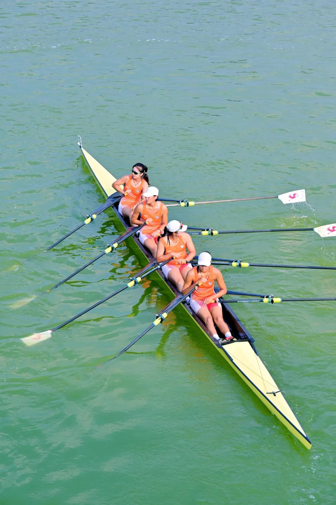 爱游戏app-赛艇比赛中队员的默契配合获得成功