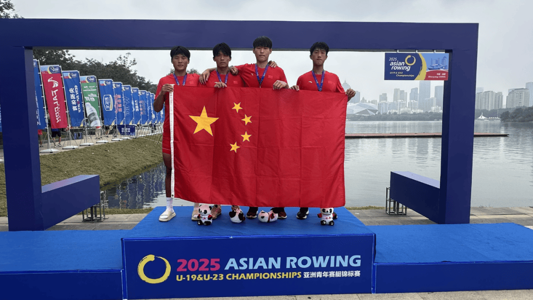 赛艇比赛中队员的默契配合获得成功