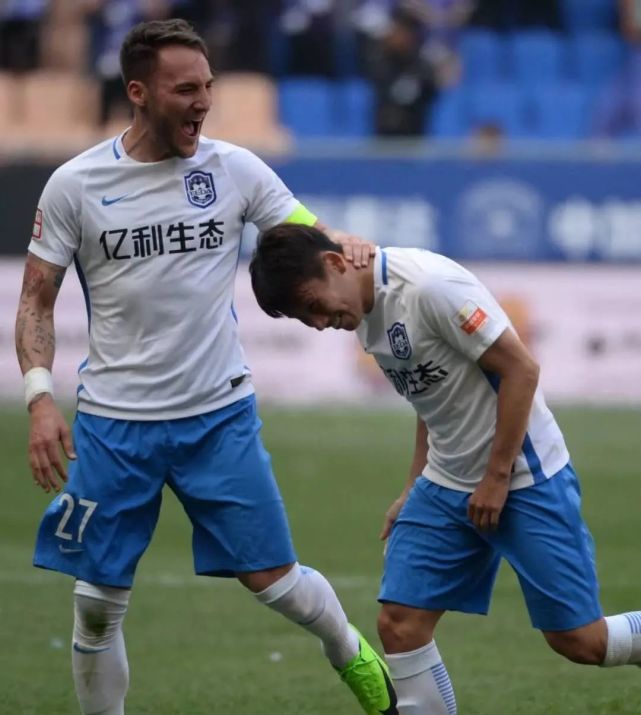 泰达队员展现出色表现，赢得球迷好评