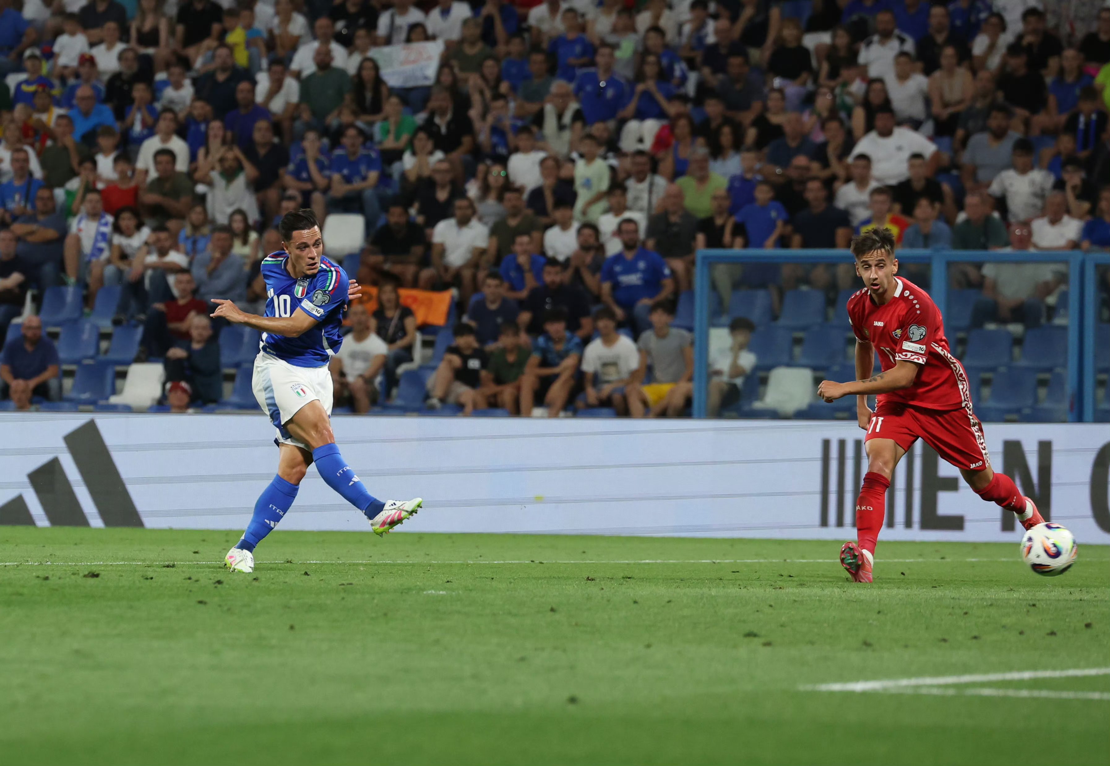 球队迎来新赛季首胜，队员士气高涨信心十足的简单介绍