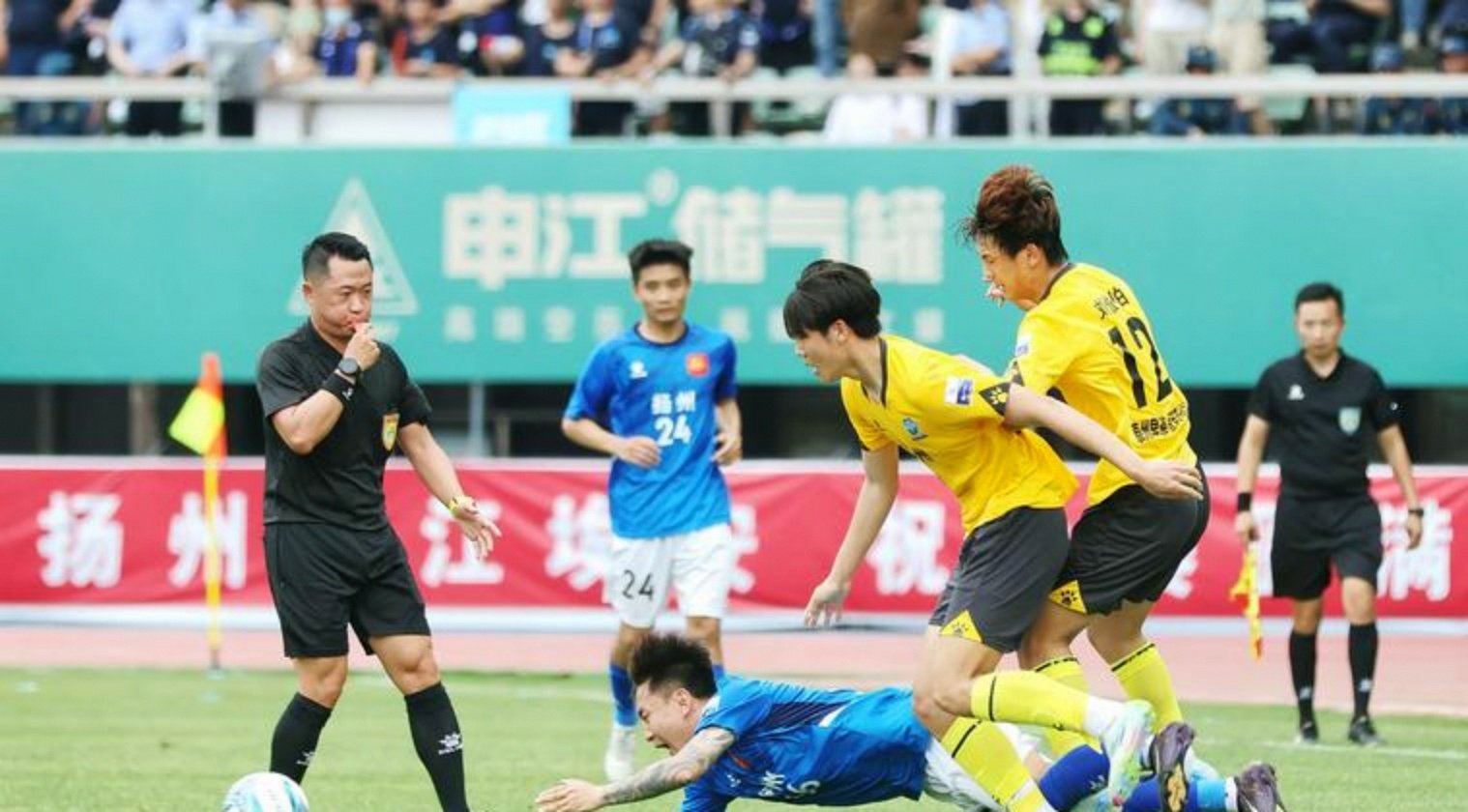 爱游戏app下载-比赛场面激烈，球员拼尽全力争夺胜利