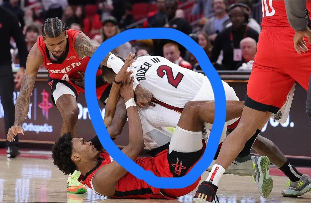 场面混乱，双方球员纠缠不清